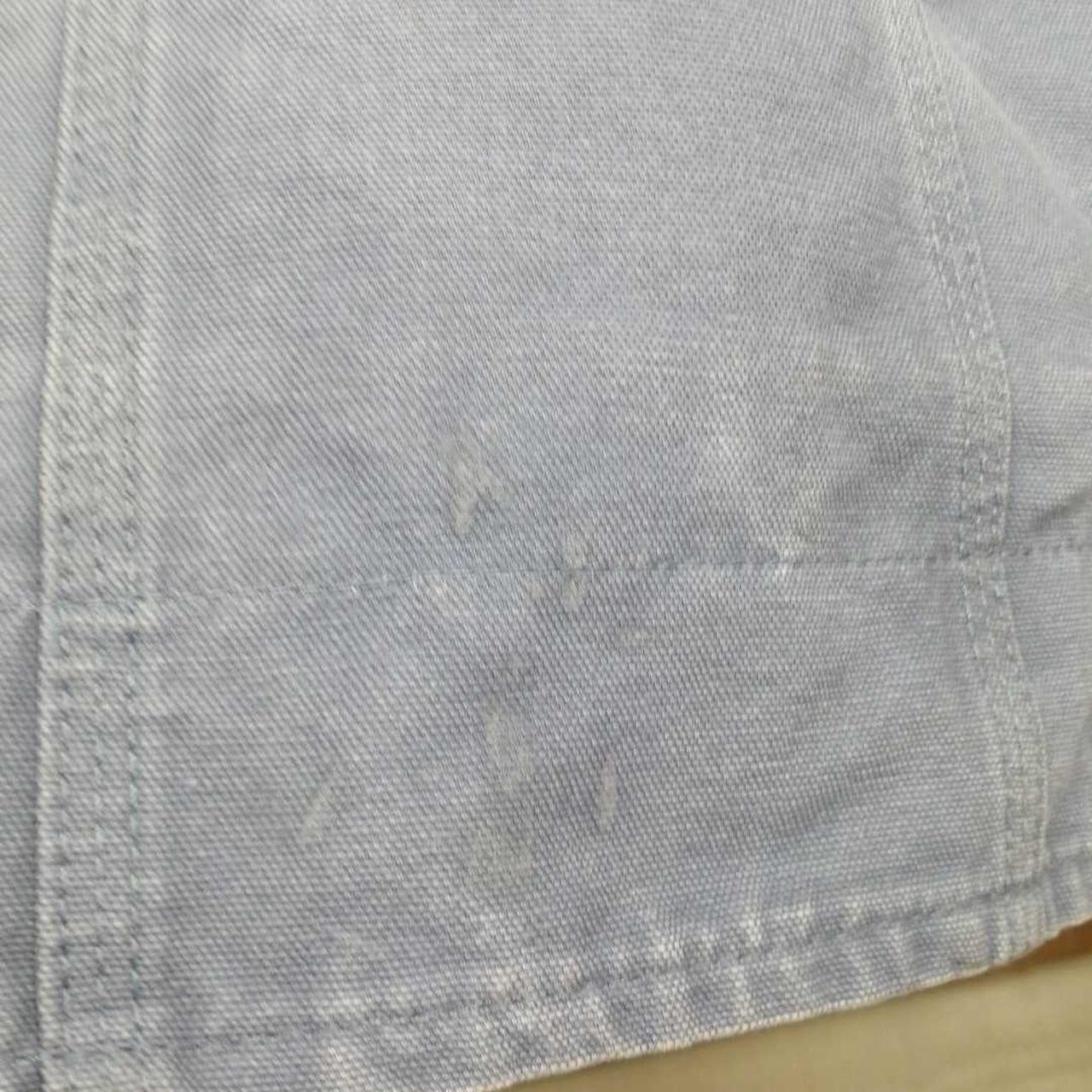 腰の辺りに汚れがあります。