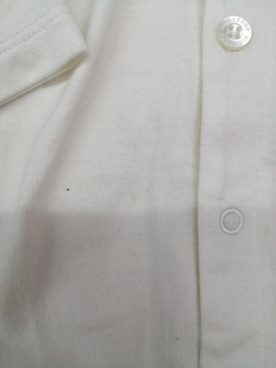 1ヶ所点シミ汚れがあります。