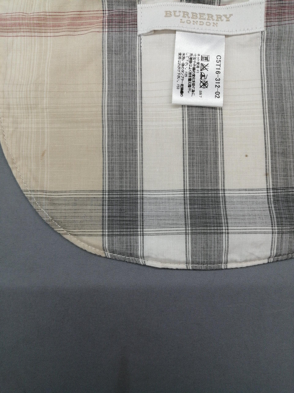 点シミ汚れがあります。