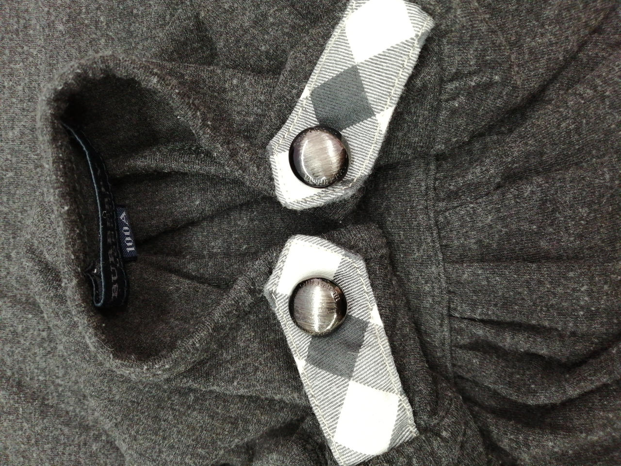 肩ボタン色剥げしています。