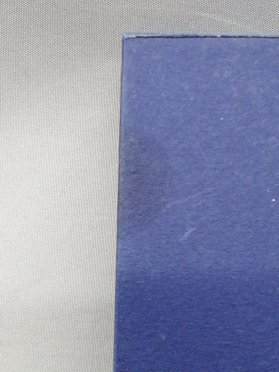 箱にシミ汚れがあります。