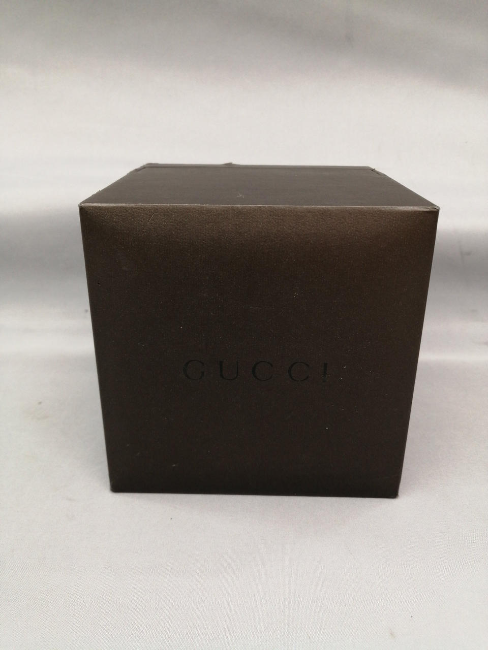 箱にキズがあります。