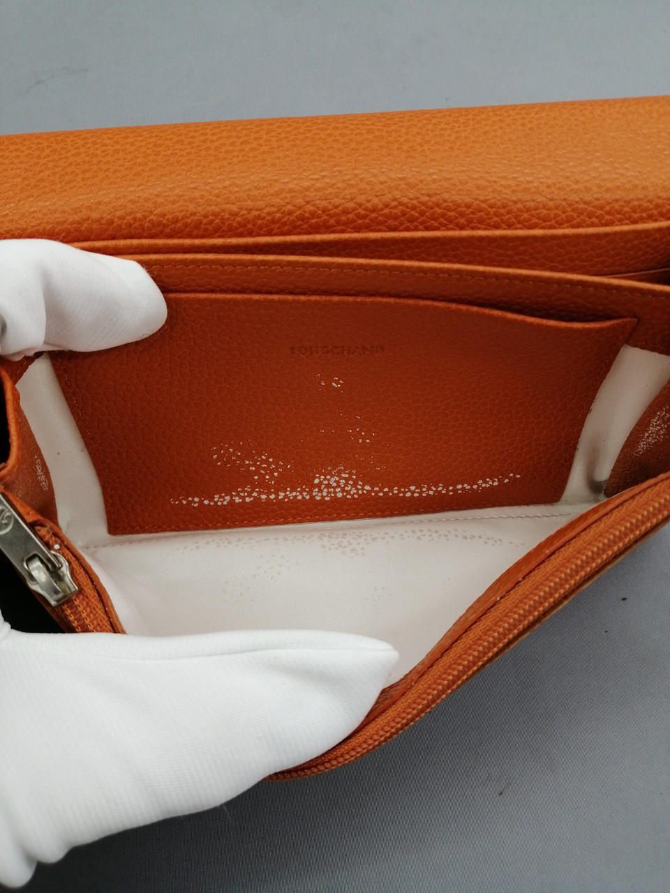 剥がれ、色写りがあります。