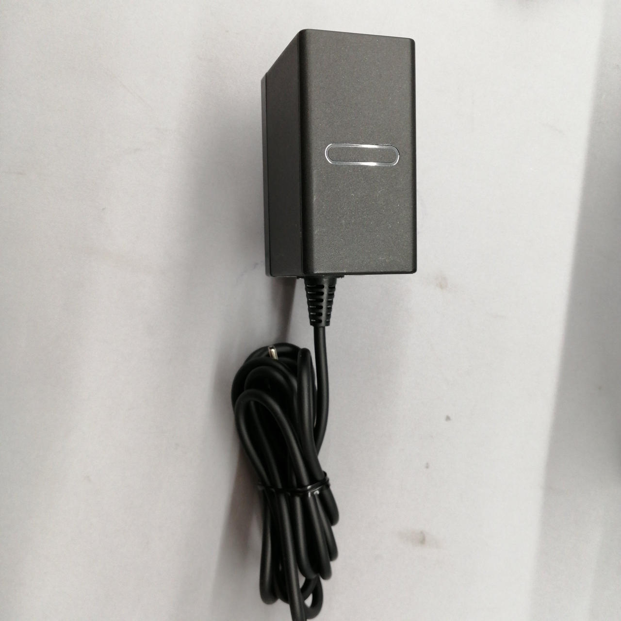 電源アダプタは非正規品となります。