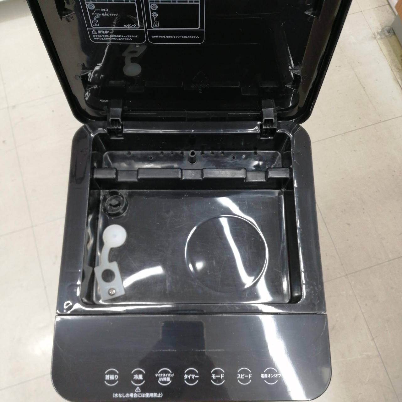 給水タンクに水垢汚れがあります