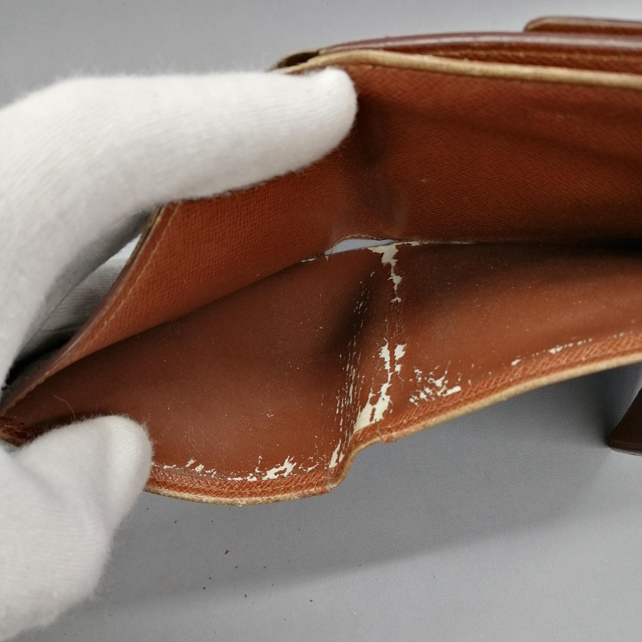 内部が劣化しています。