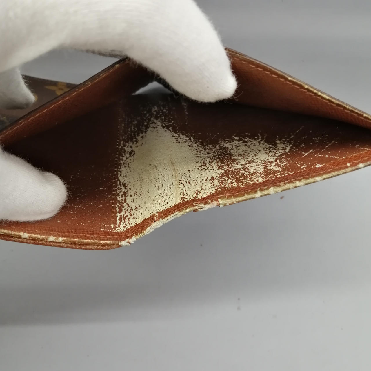 内部が劣化しています。