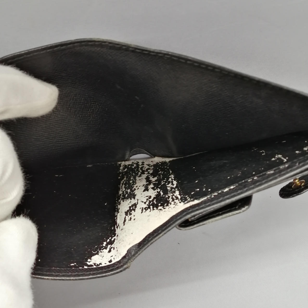 内部が劣化しています。