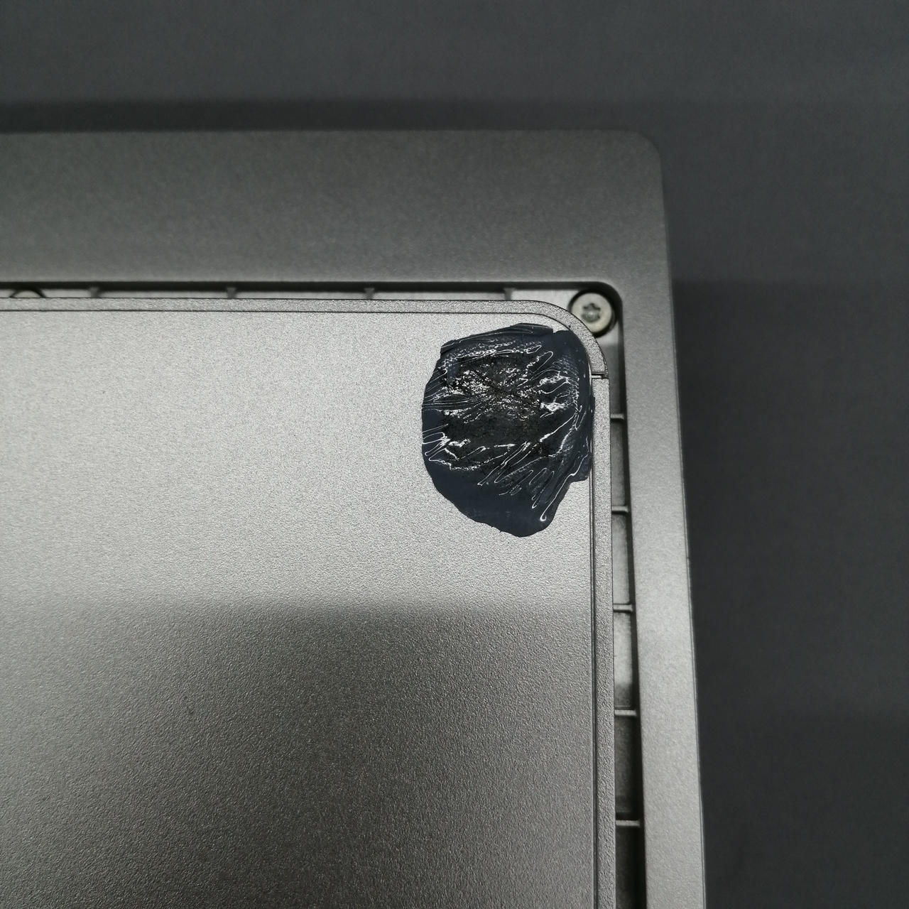 脚ゴム一ヶ所溶けて劣化しています。