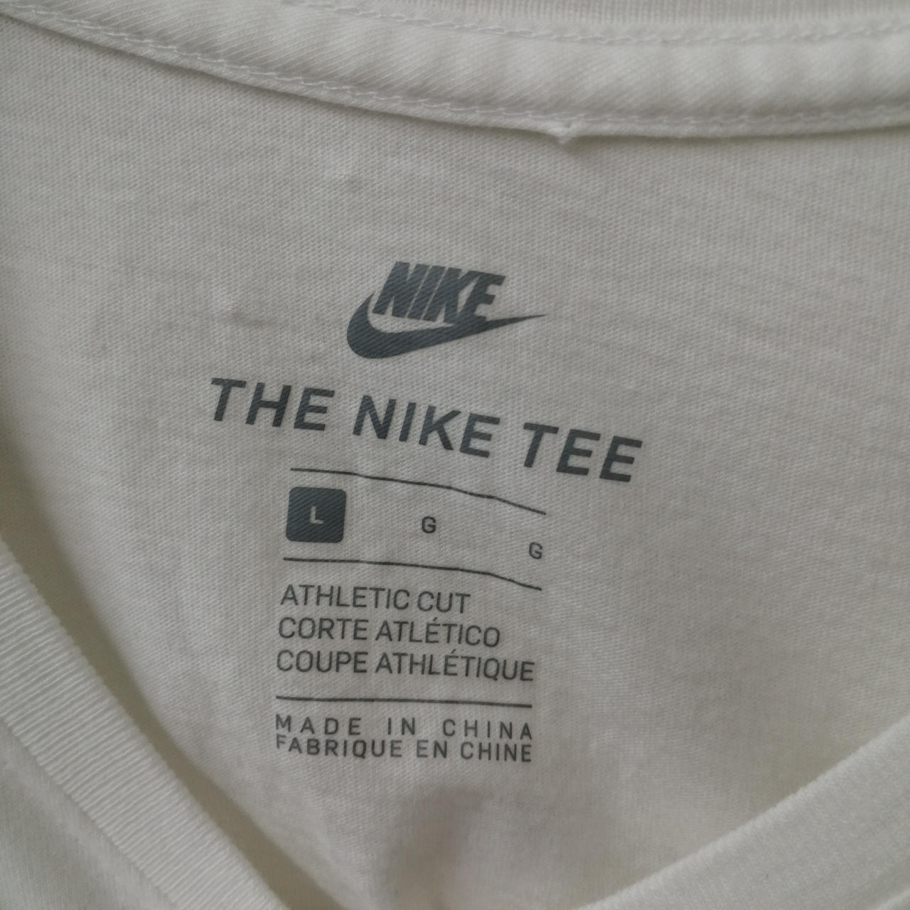 サイズ：L
襟に穴が空いてます。