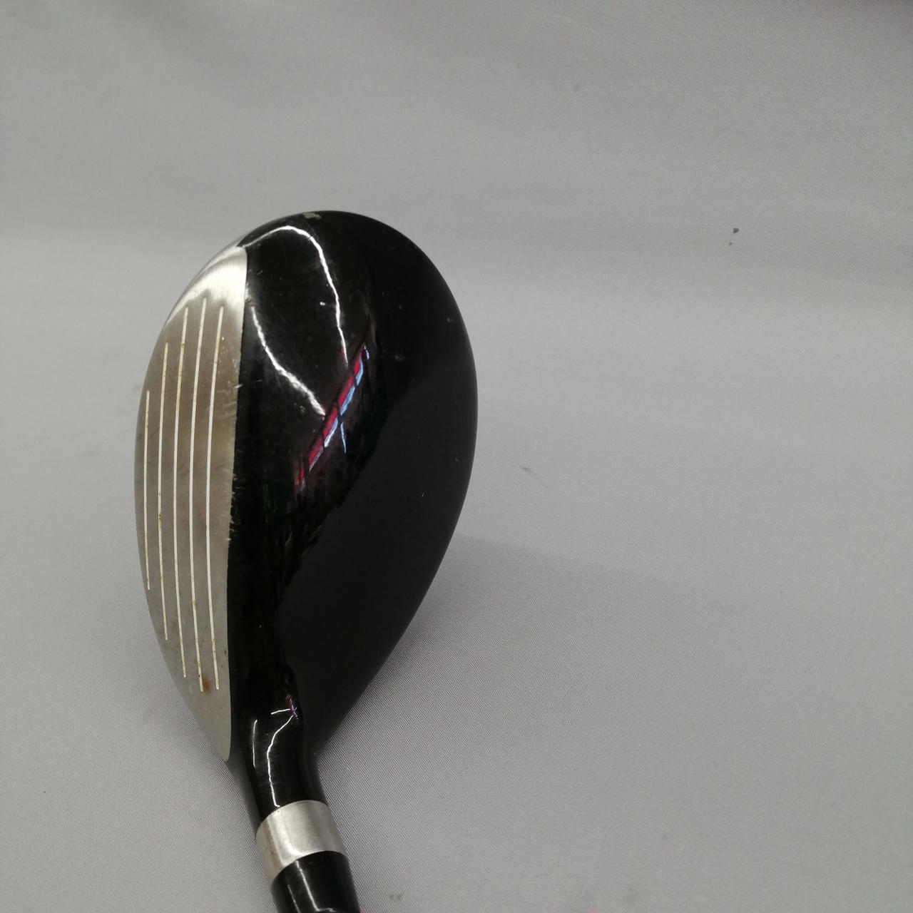 細かいキズ、へこみがあります。