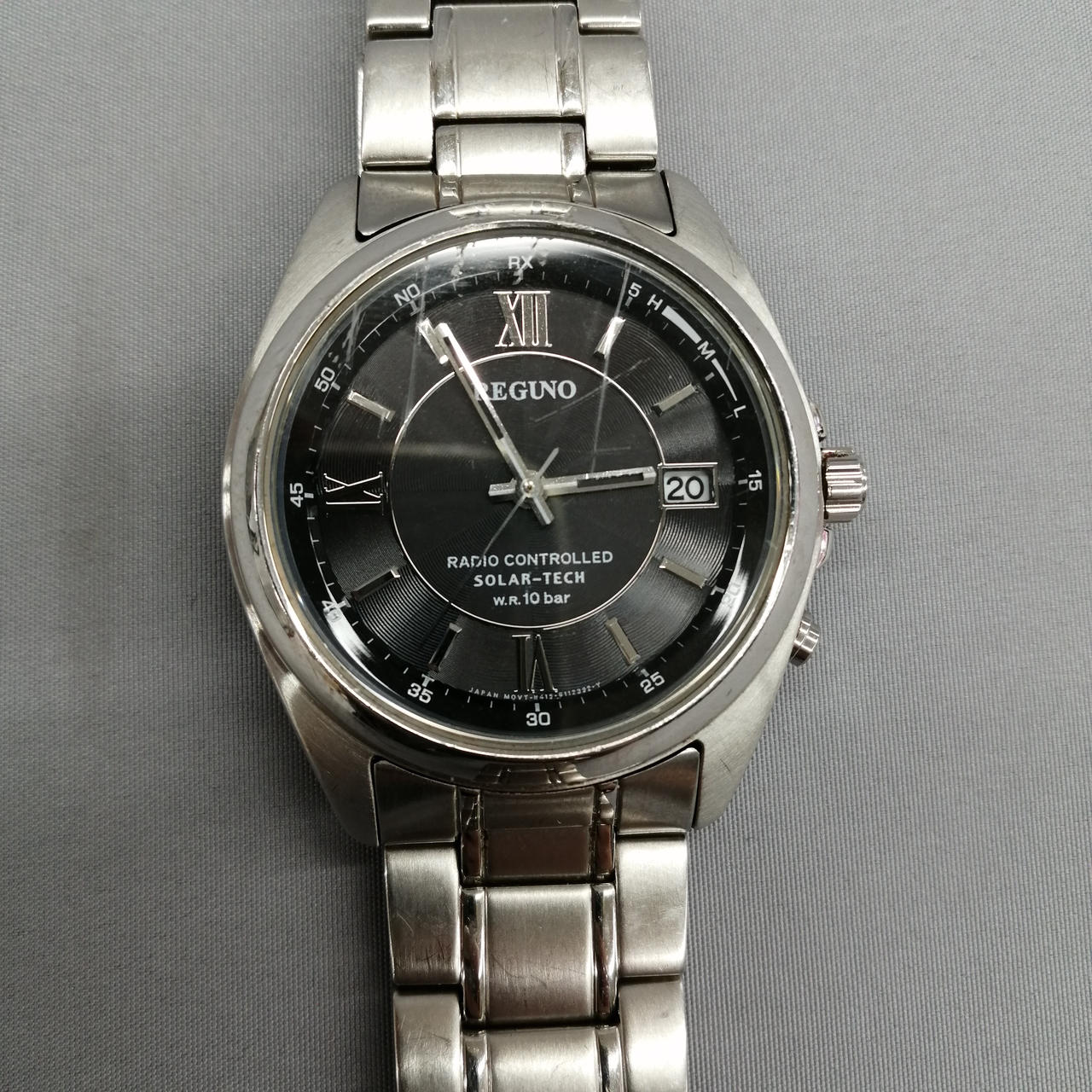 ガラス面にキズがあります。