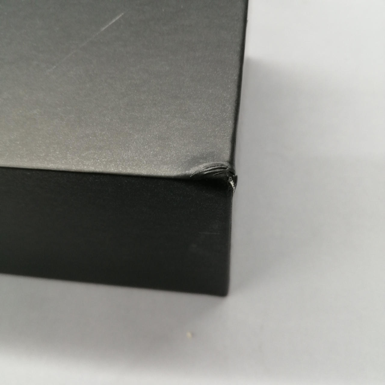 箱に凹みがあります。