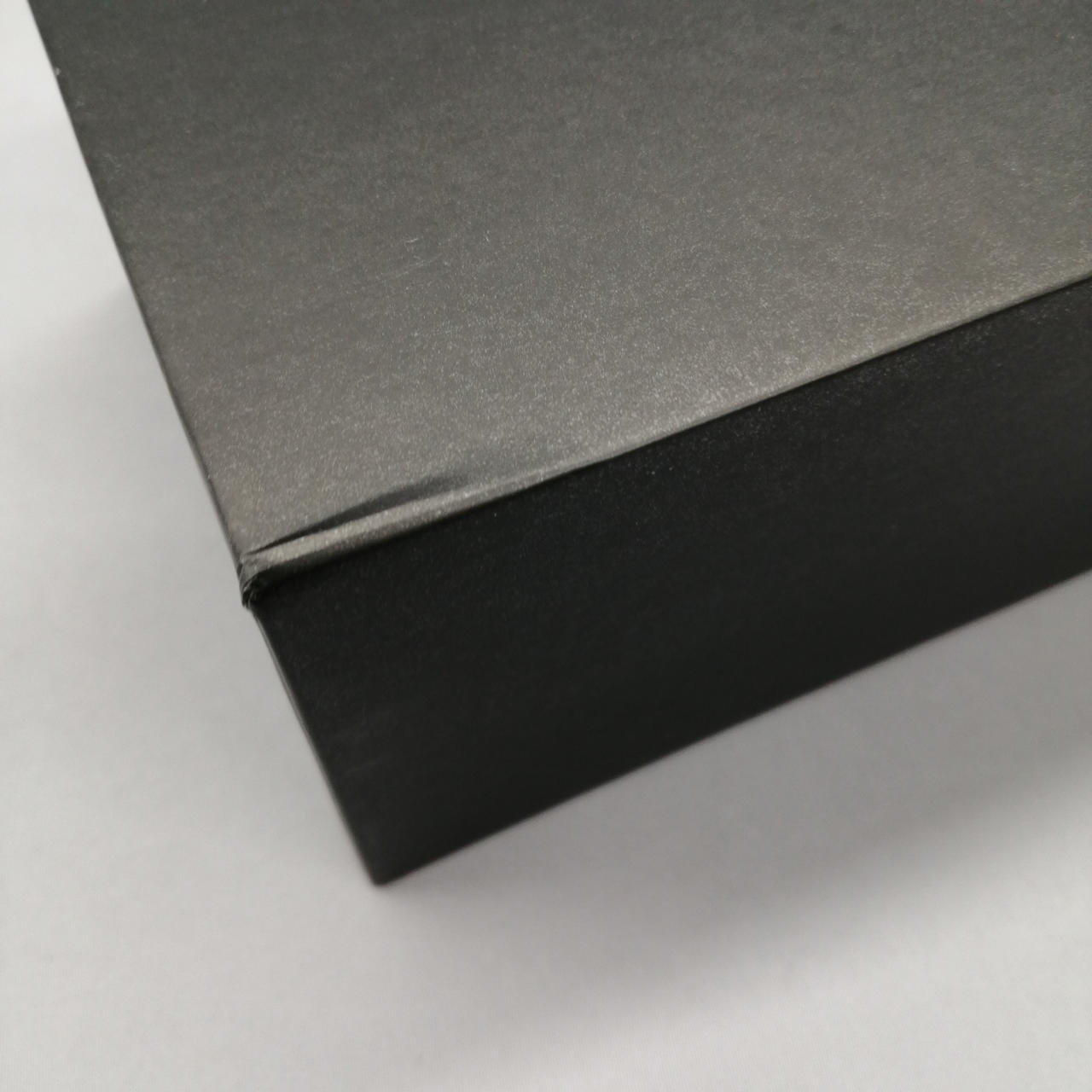 箱に凹みがあります。