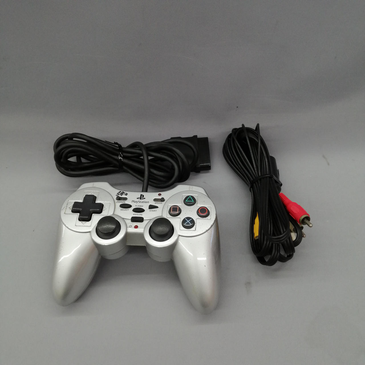 コントローラー、映像ケーブル