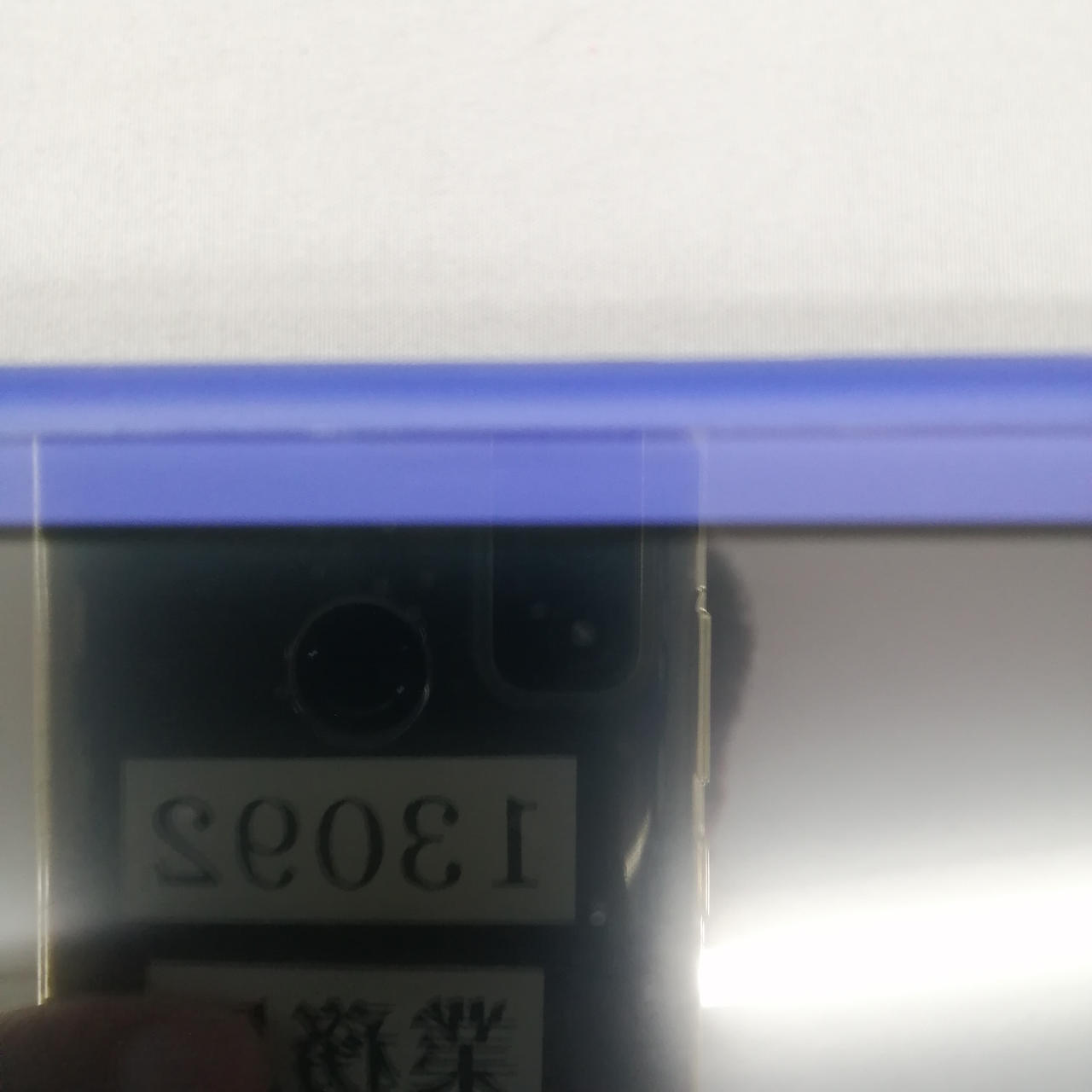 保護フィルムの隙間に空気が入ってます。