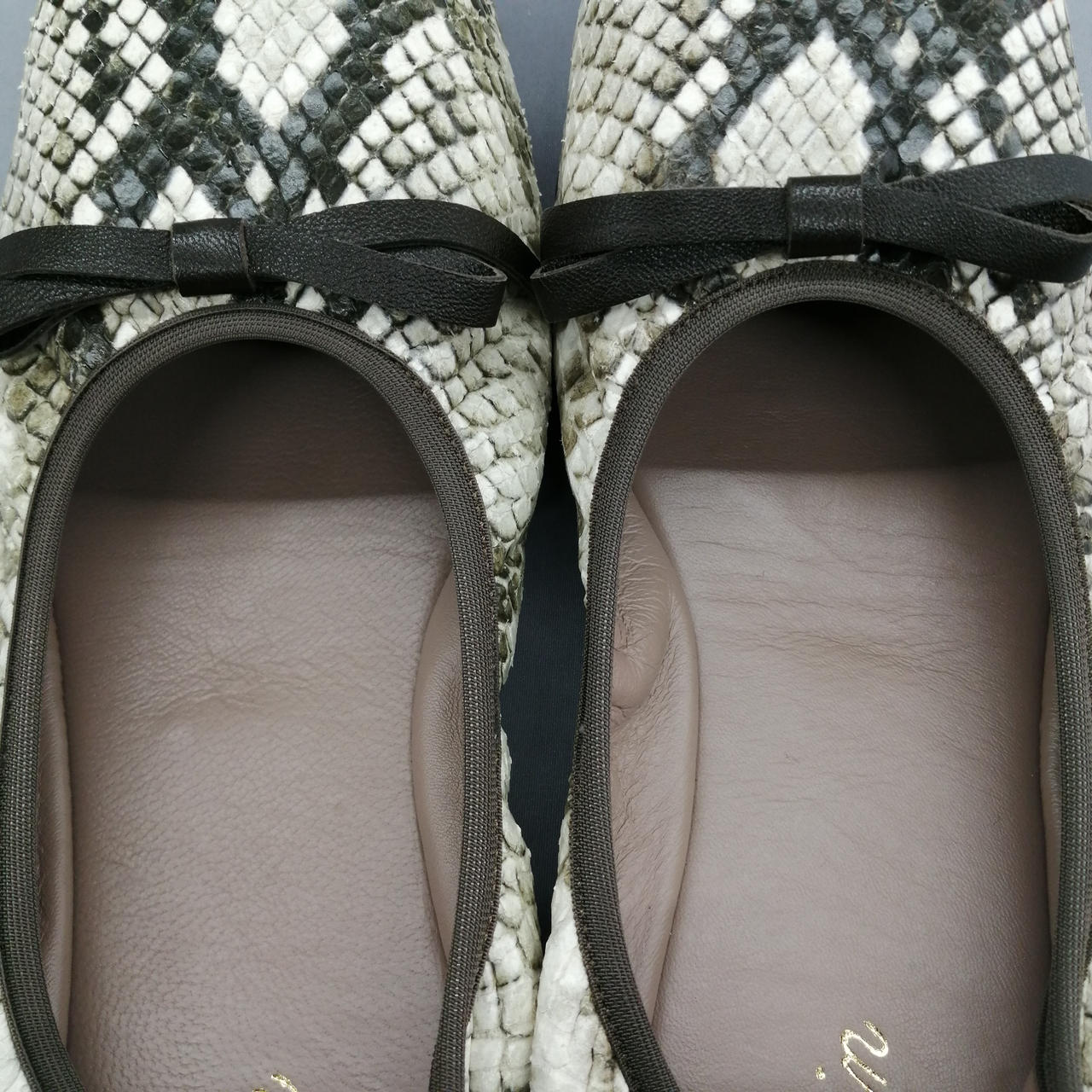 軽い折れシワがあります。