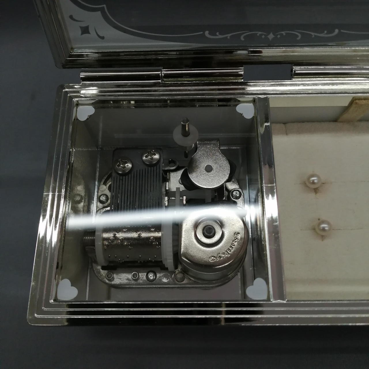 ジュエリーボックスはオルゴール付きです。