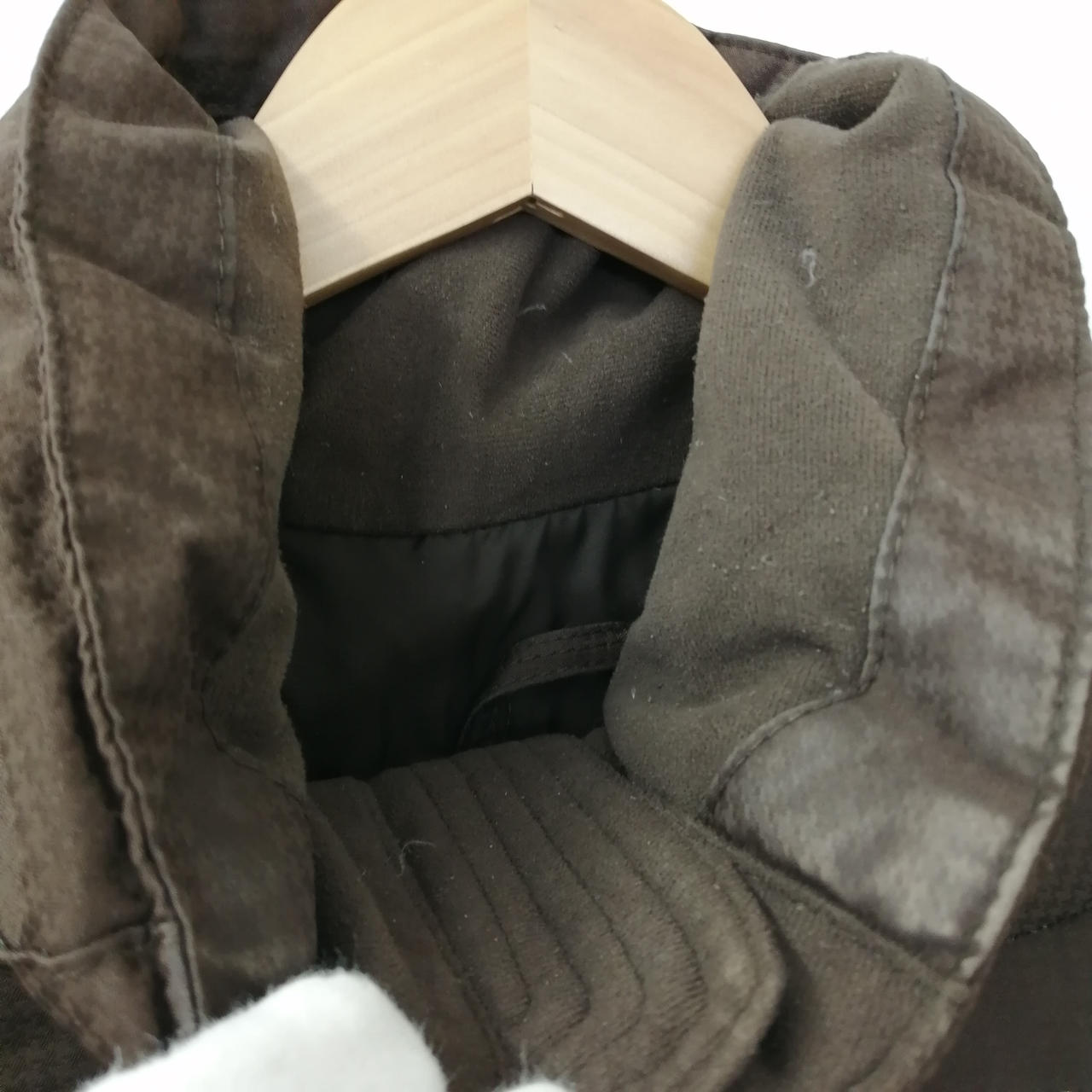 襟元に汚れや毛玉があります。