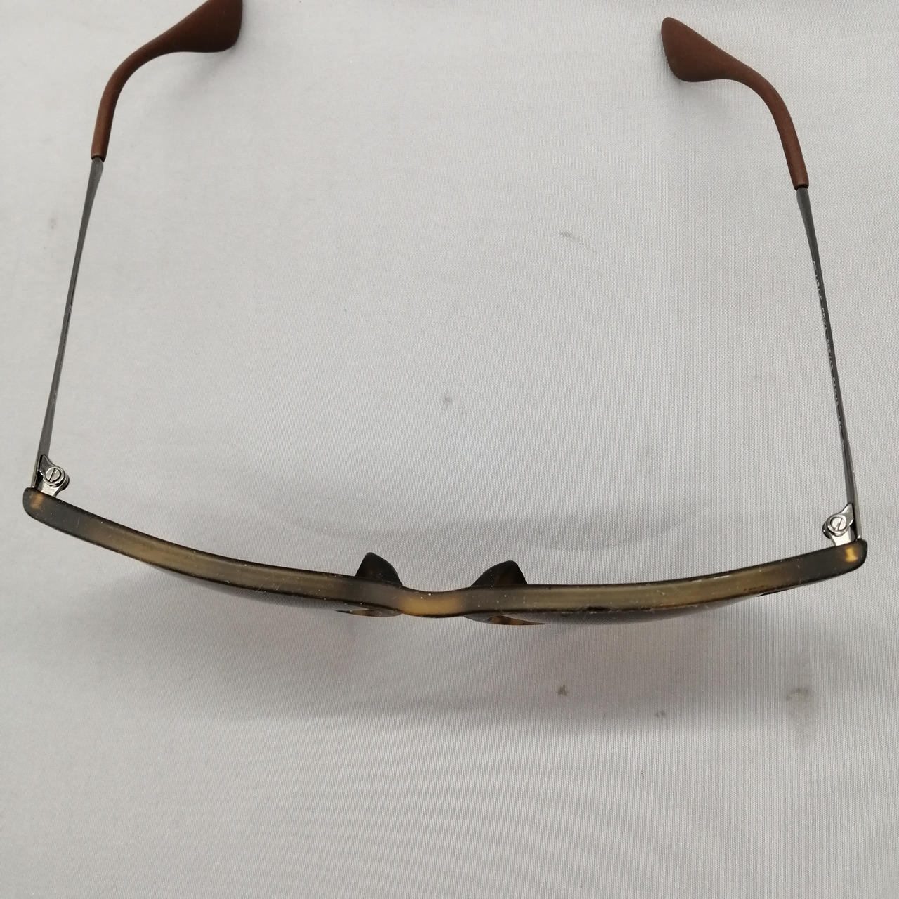 フレームにベタつきがあります。