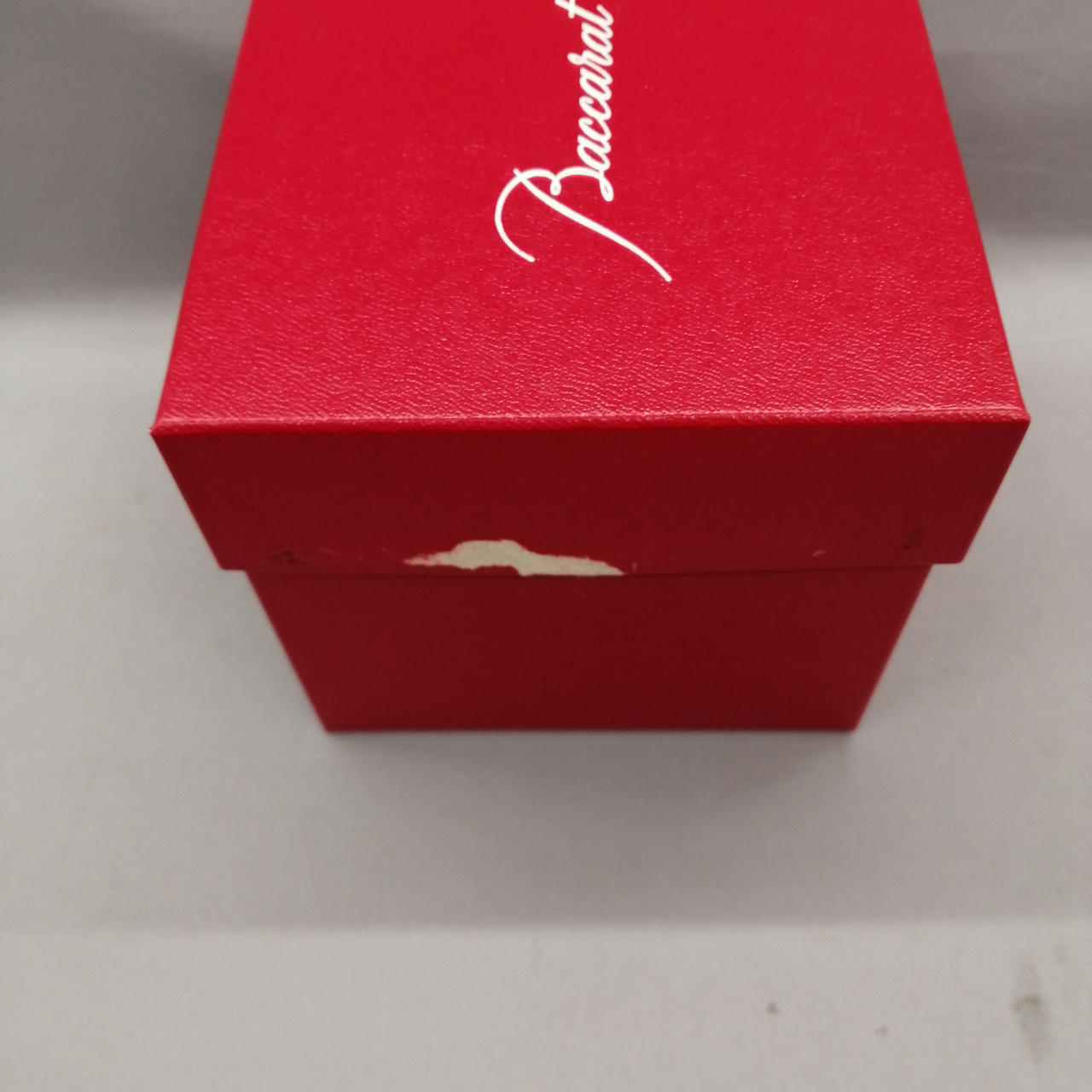 箱にダメージがあります。