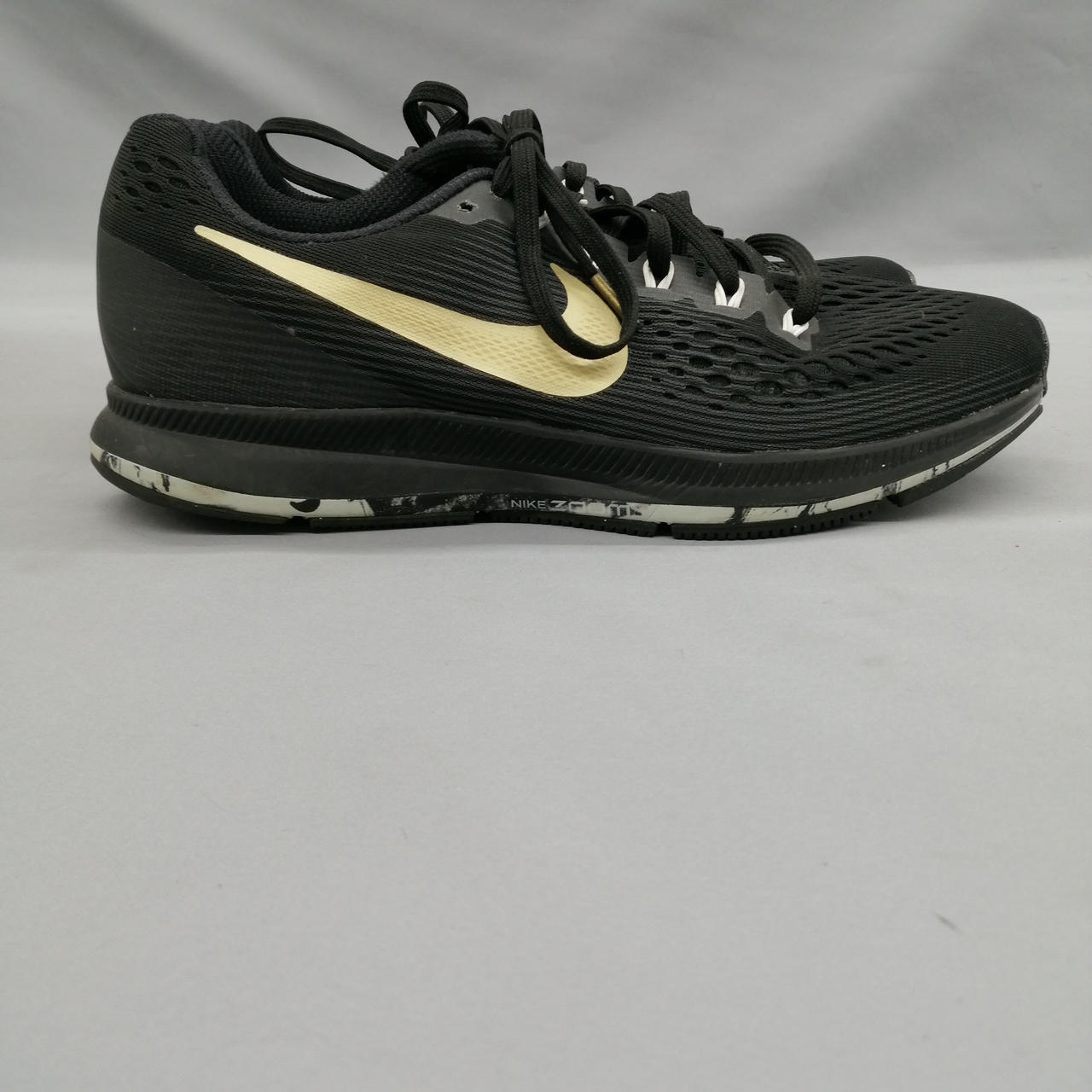 少しかすれています