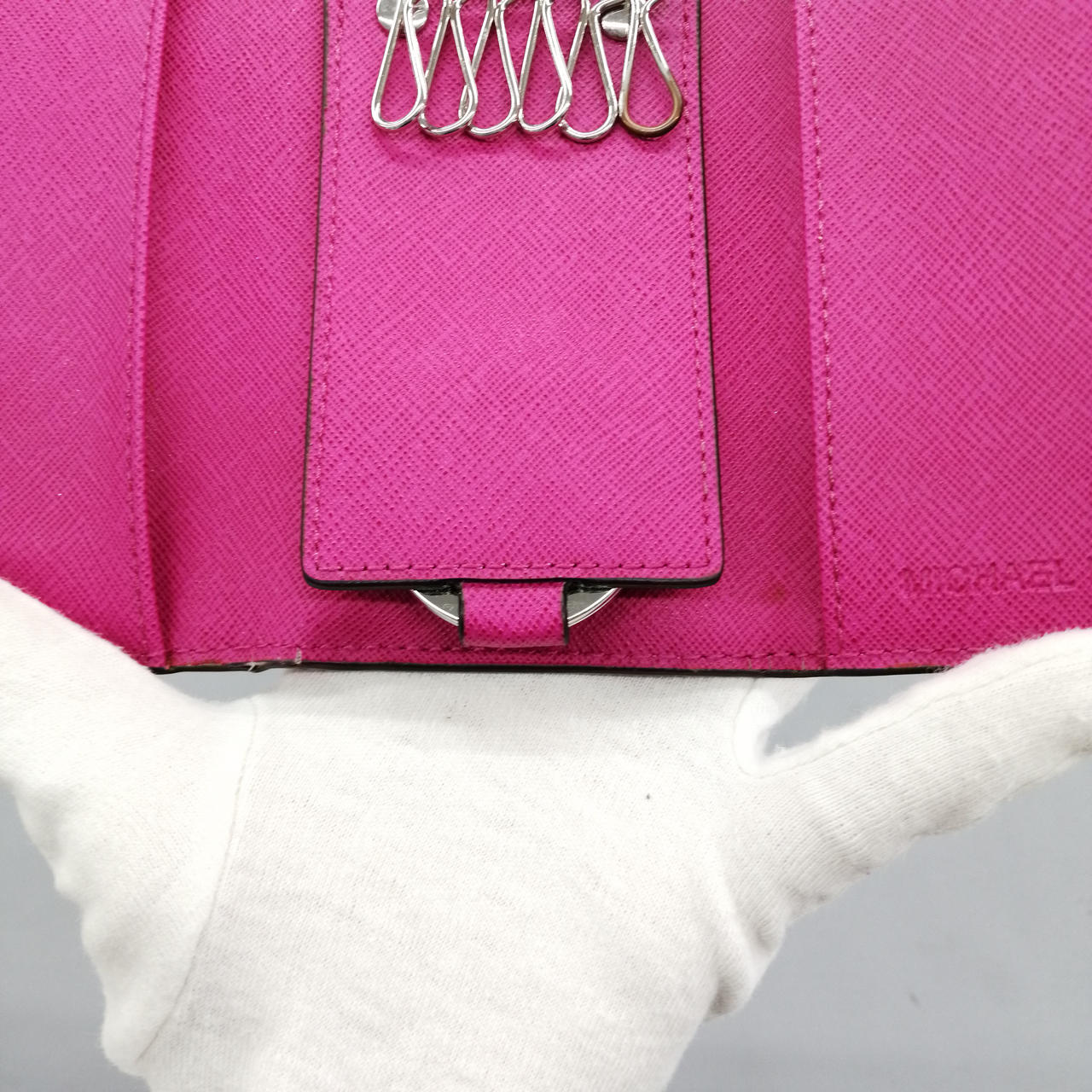 汚れ、ひび割れがあります