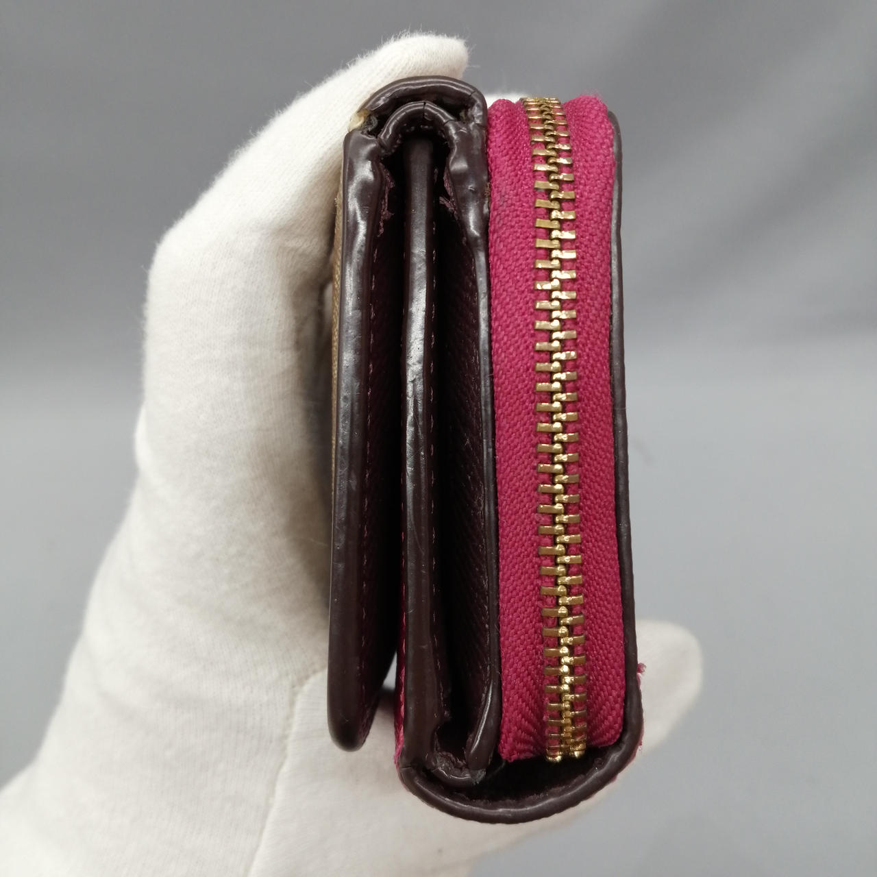 劣化して割れています