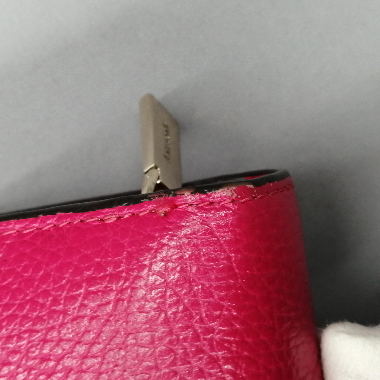 キズ、糸のほつれがあります