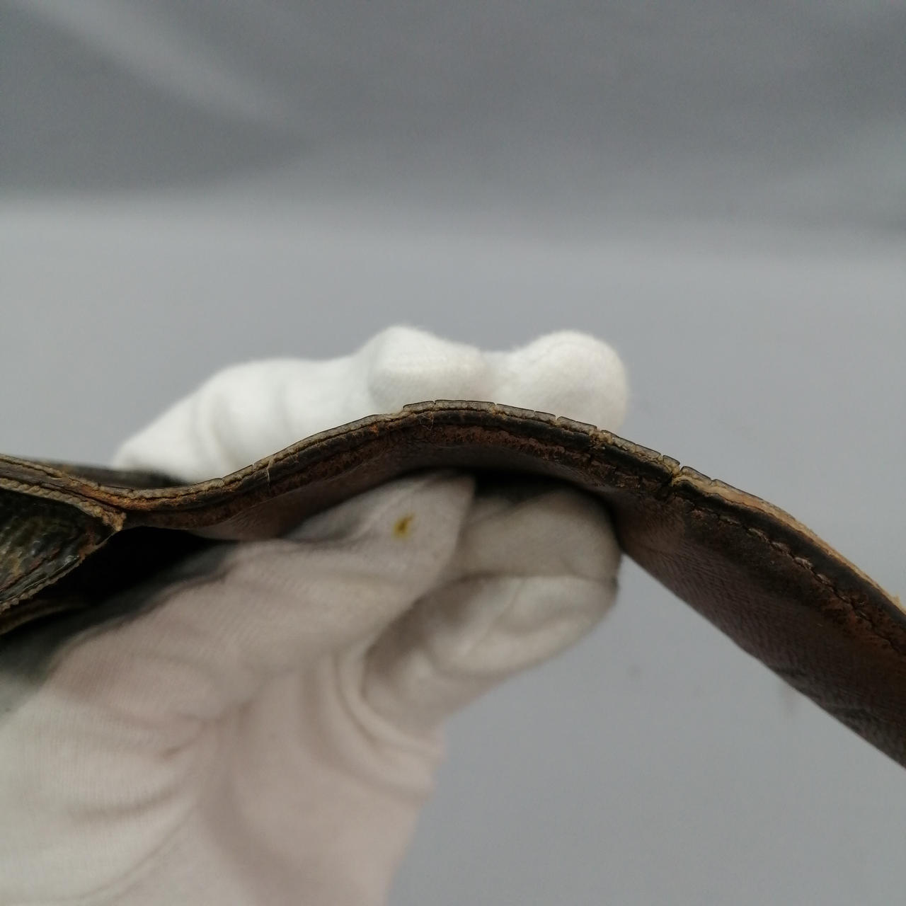 擦れ、ひび割れがあります