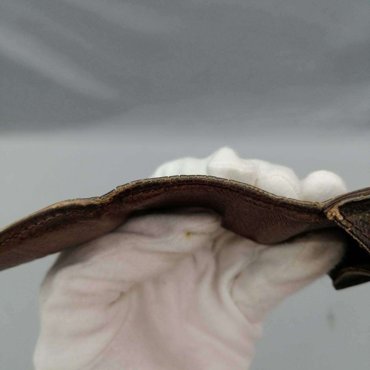 擦れ、ひび割れがあります