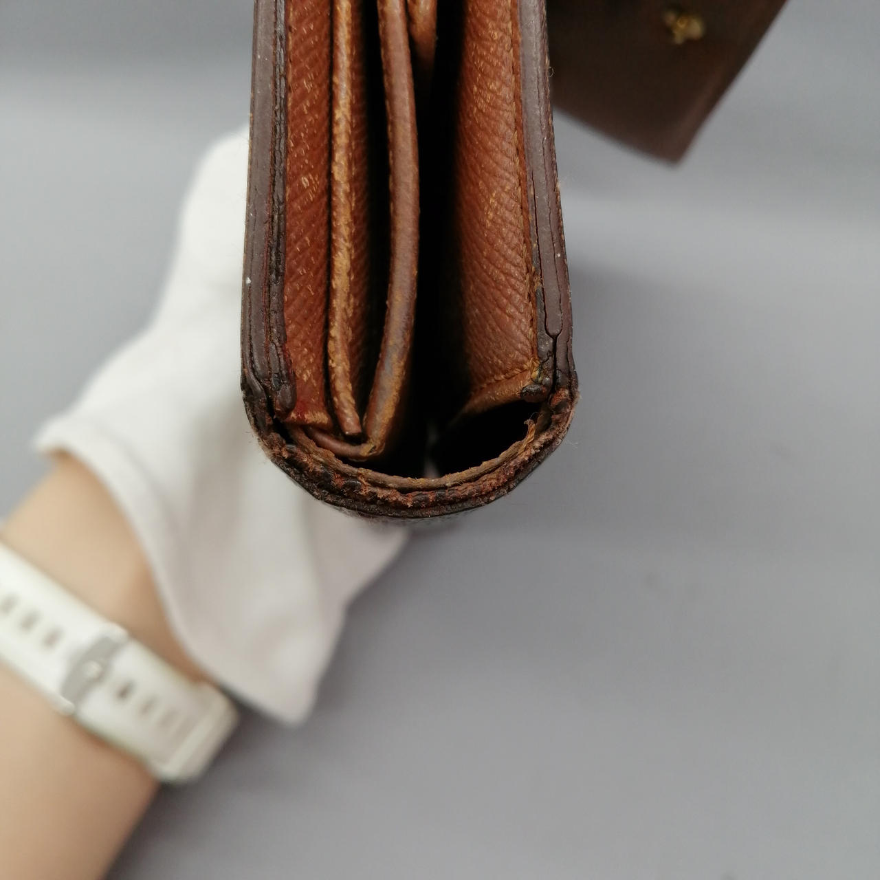 擦れ、ひび割れがあります