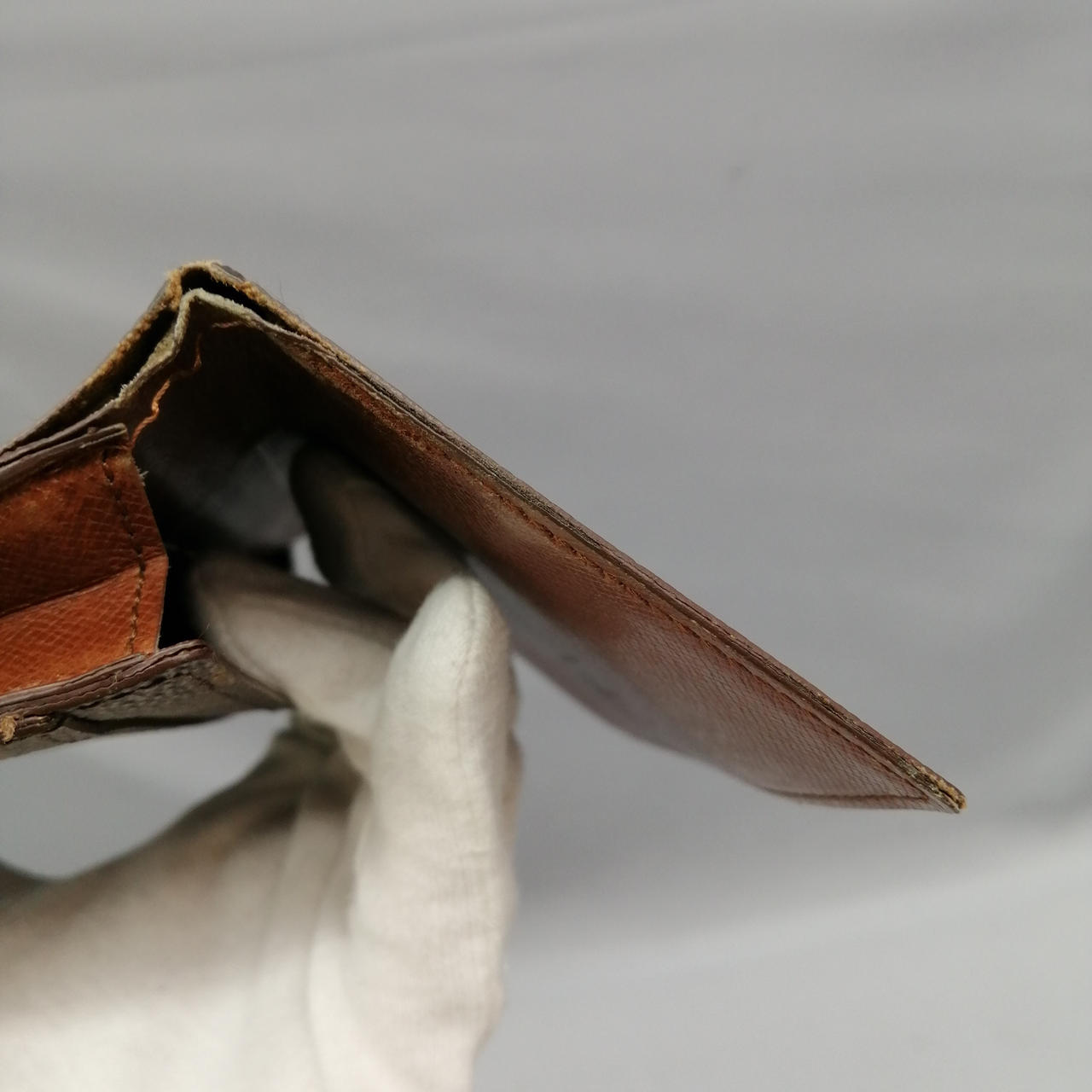 擦れ、破れがあります