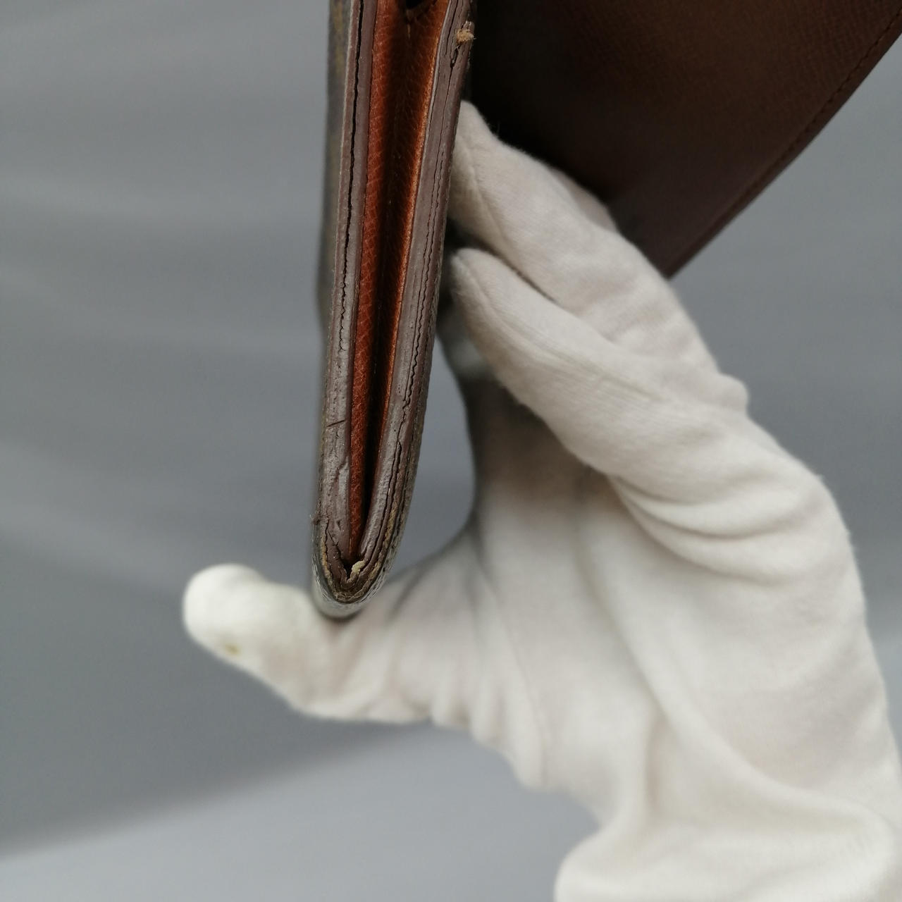 擦れ、ひび割れがあります