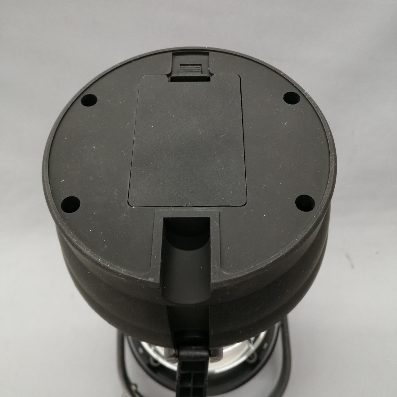 単4電池3本必要です。