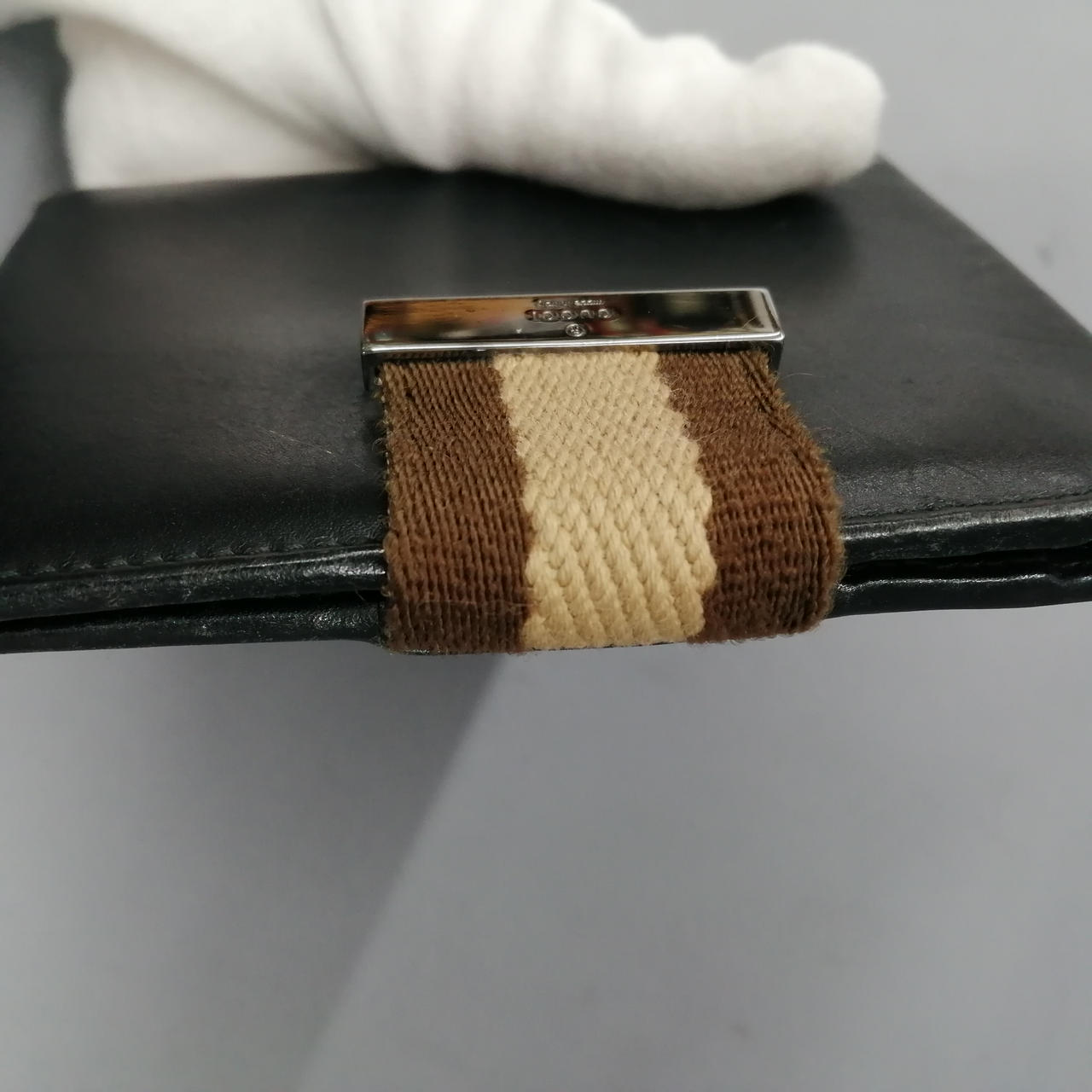 少し糸がほつれています