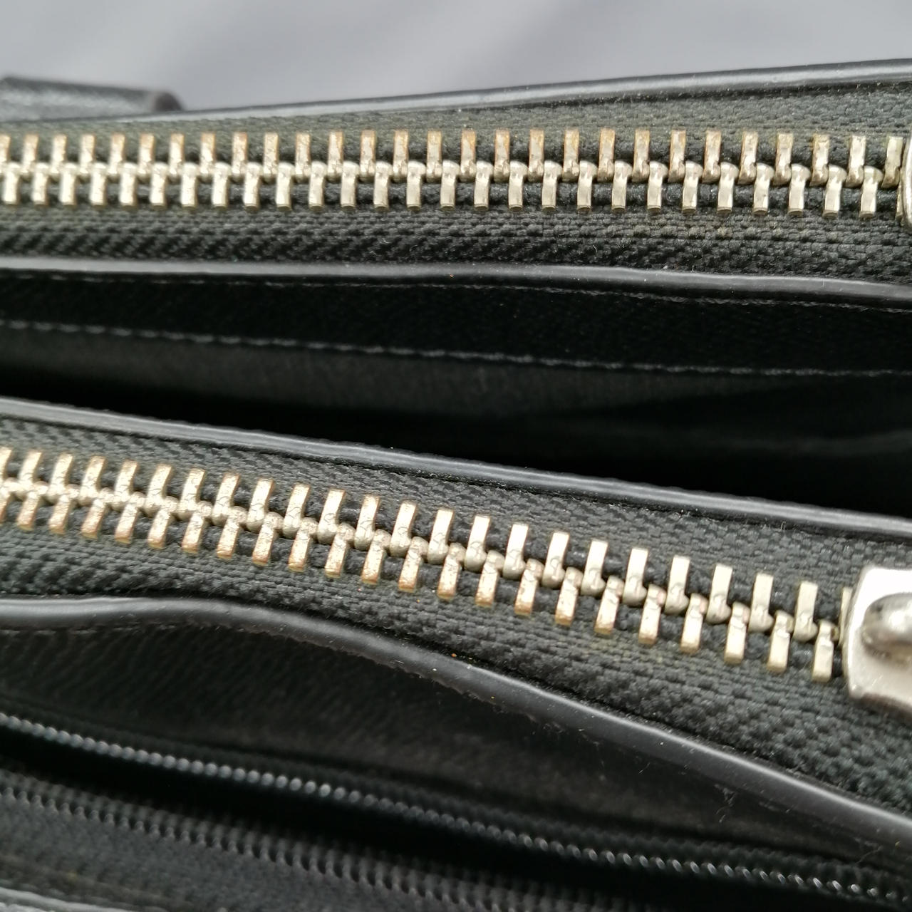 ファスナー錆ついてます。動き固いです。