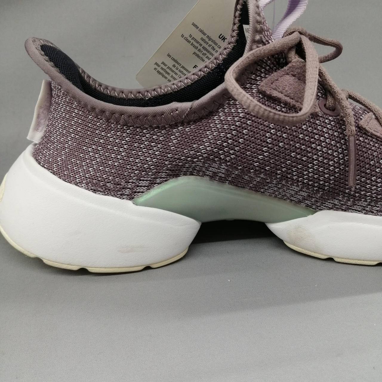 左に汚れがあります