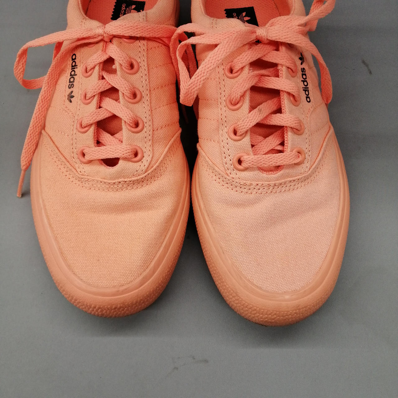 左足側が色焼けしています