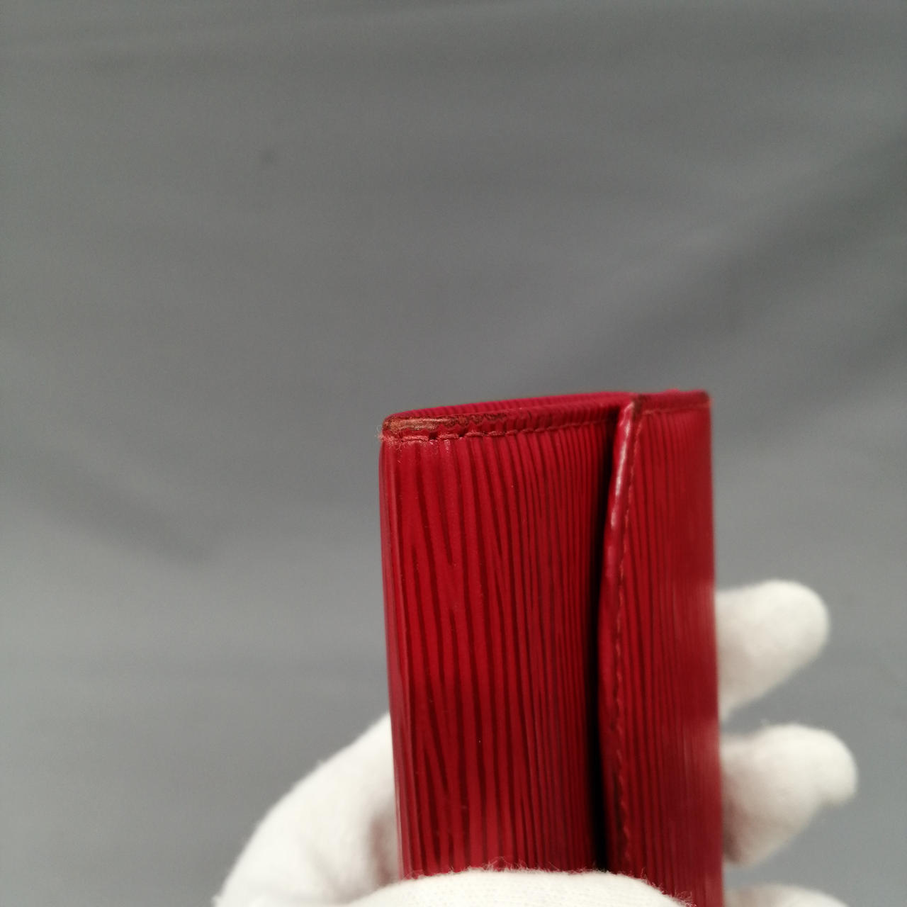 擦れ、変色しています