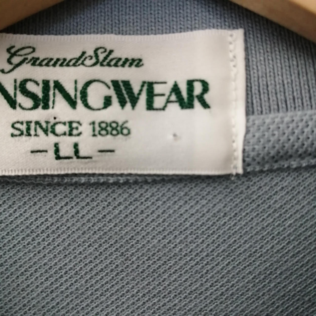 タグに穴が開いてます。