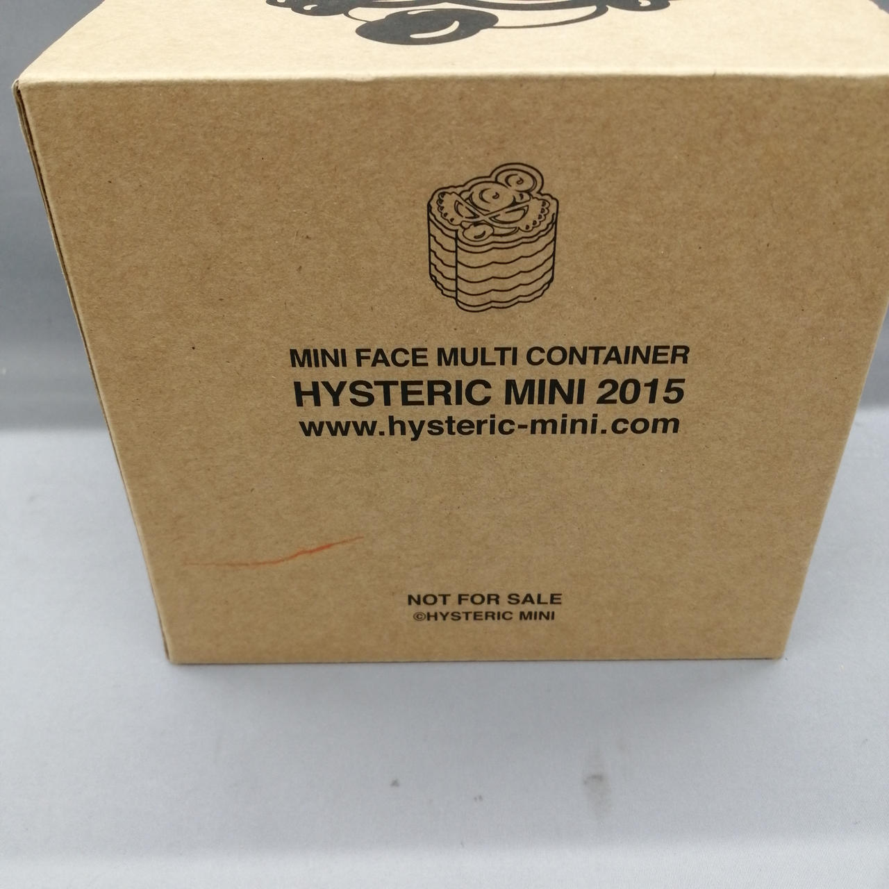 箱にオレンジ色の落書きあります。