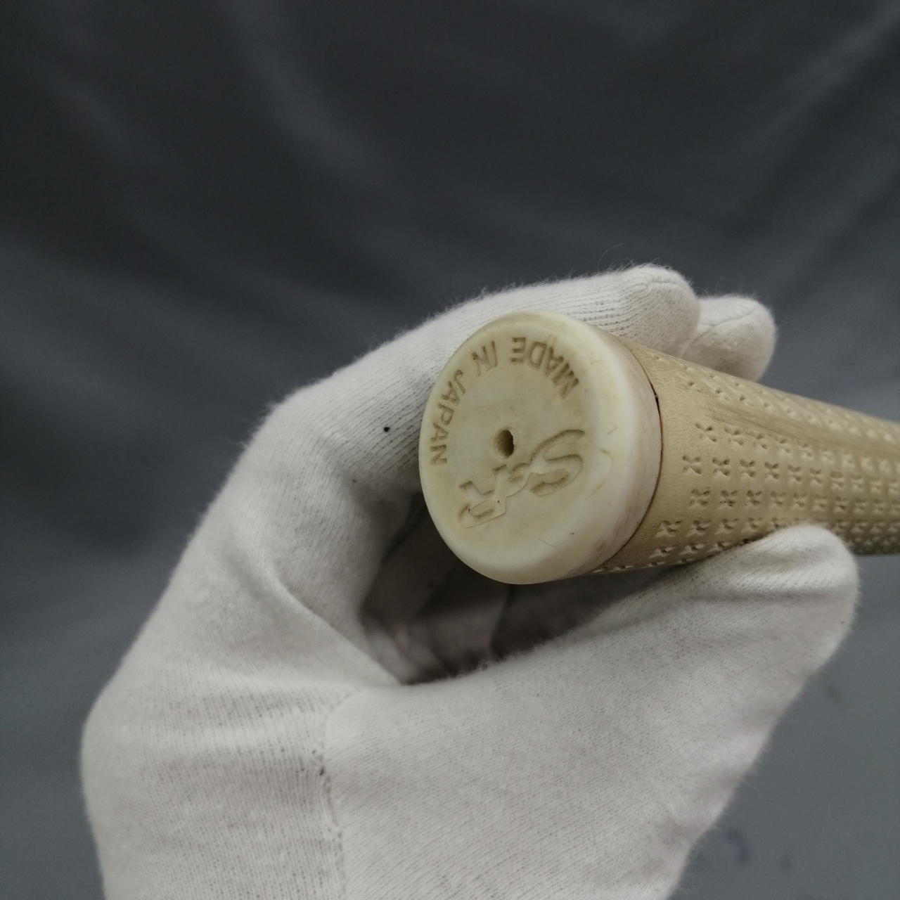 グリップエンドに汚れがあります。