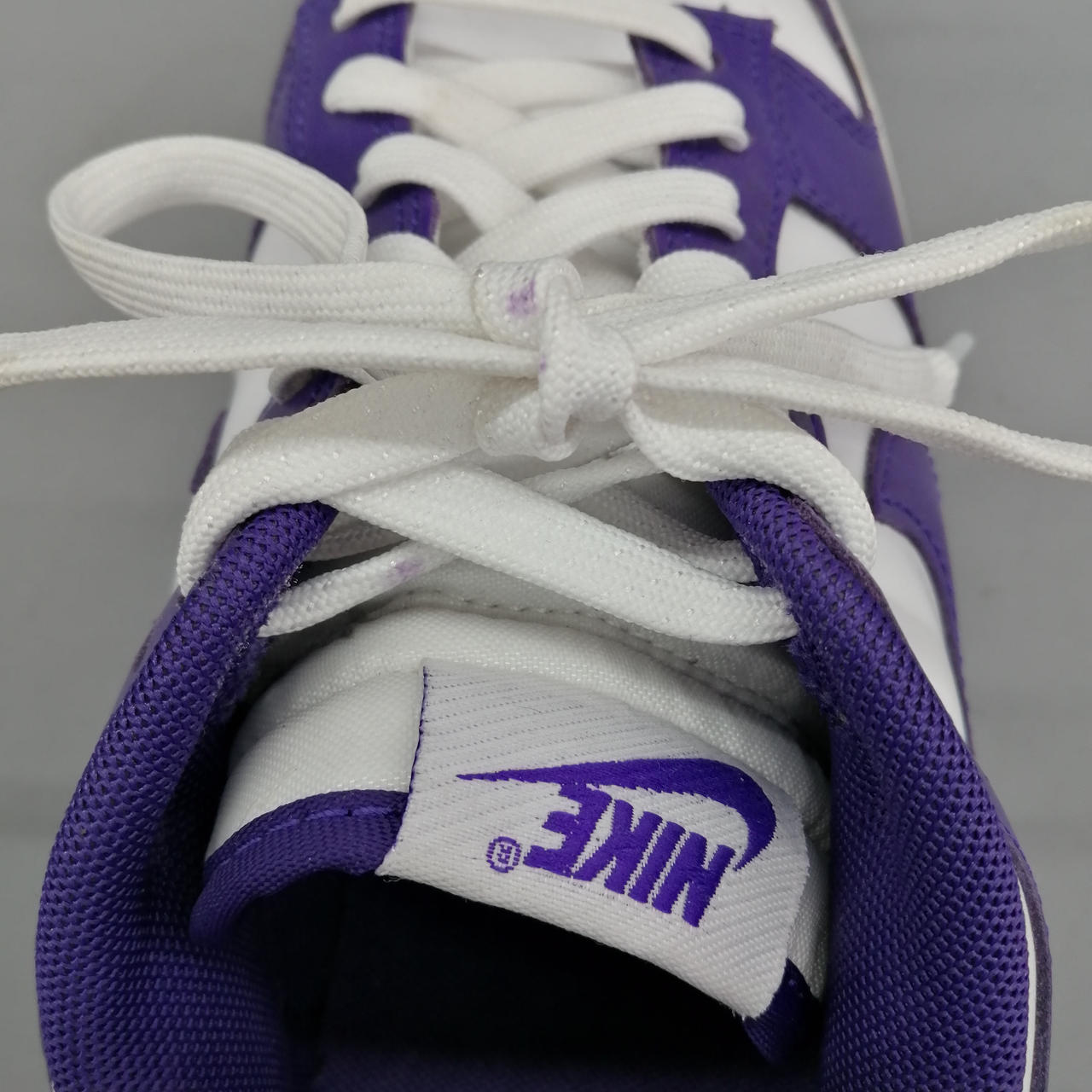 紐に汚れがあります。