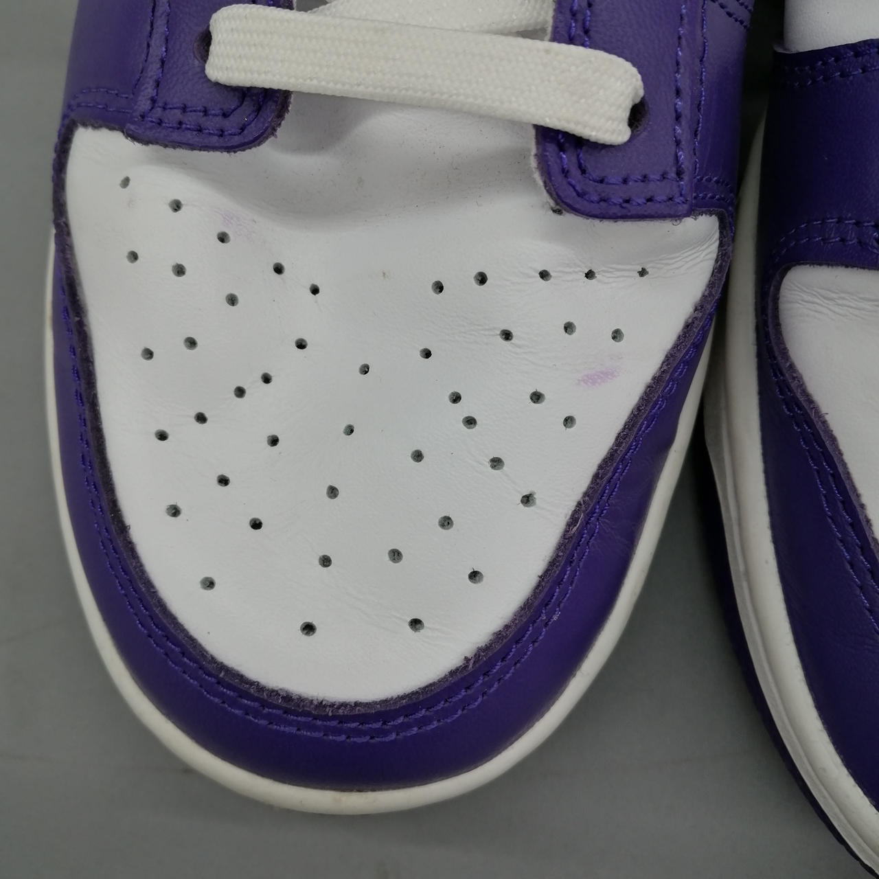 癖がついてます。
紫色のシミがあります。