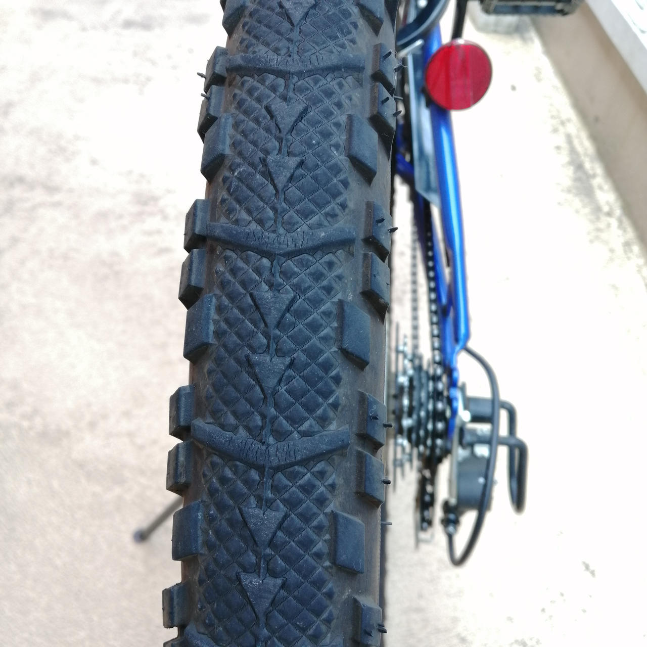 汚れ、ひび割れがあります