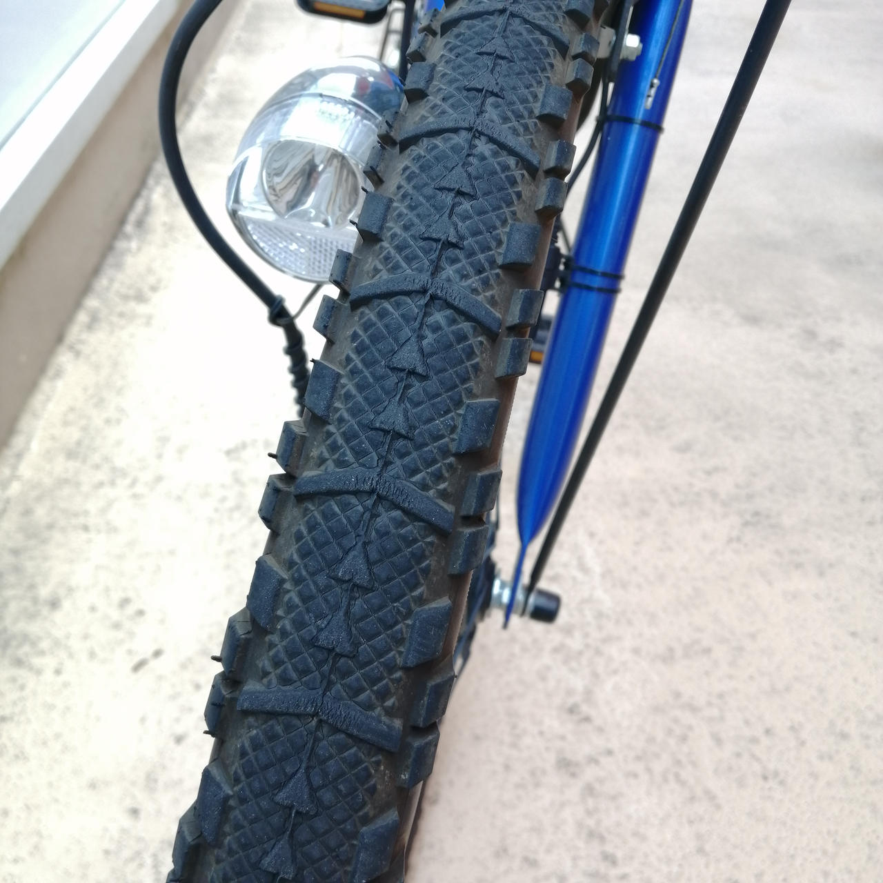 汚れ、ひび割れがあります