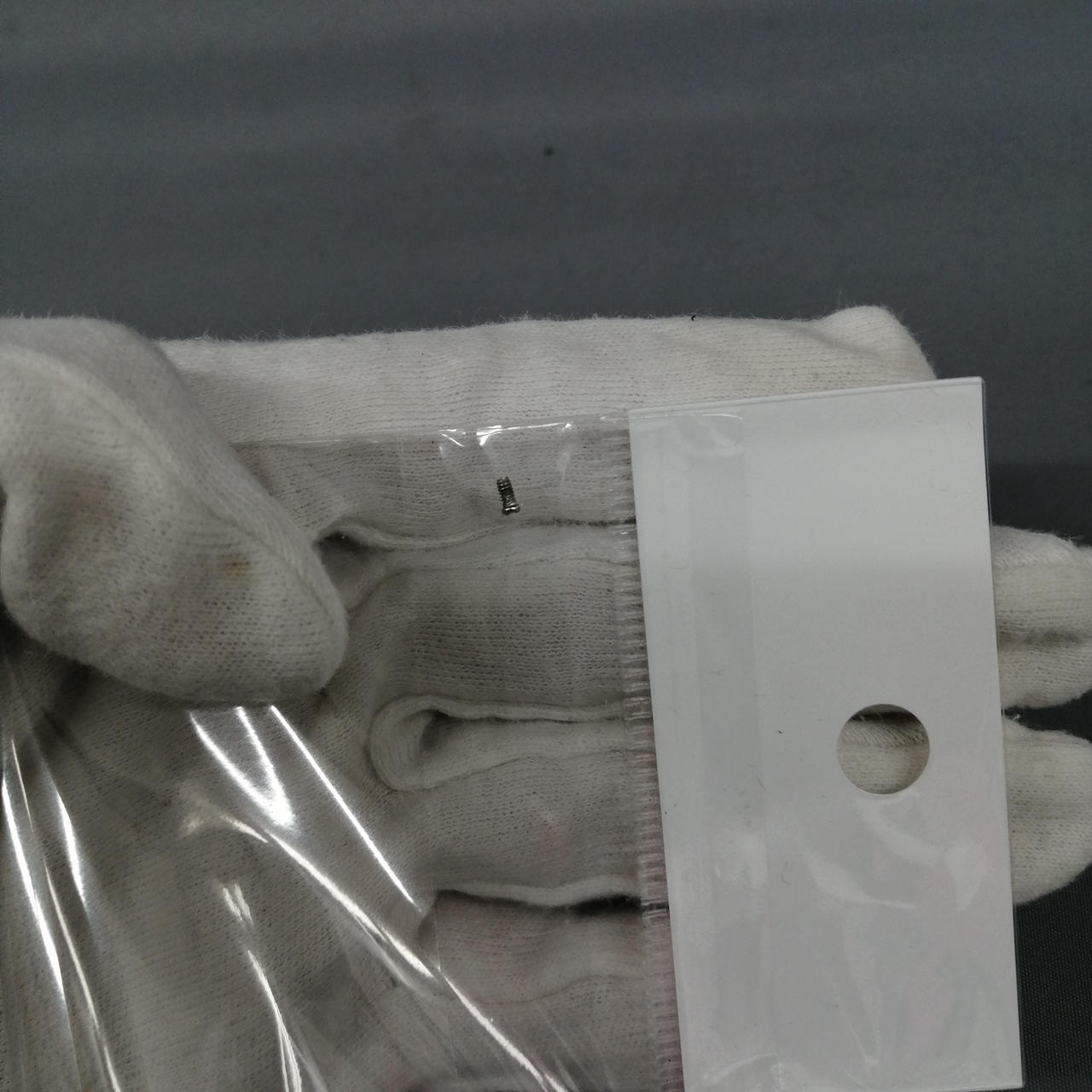 ネジが一本外れています