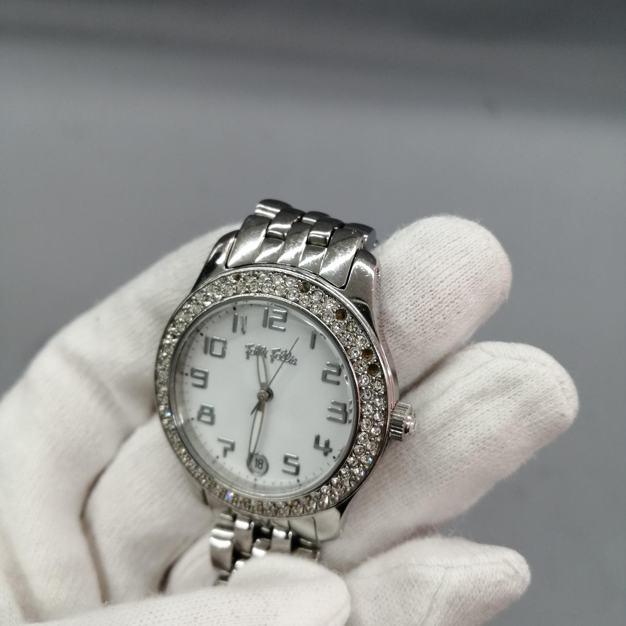 所々穴が開いています