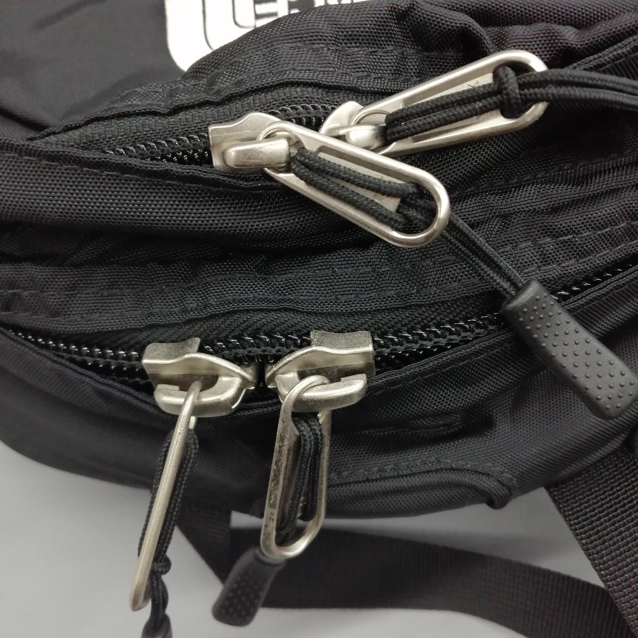 細かいキズがあります。